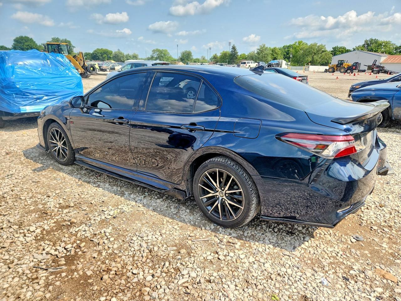 2021 Toyota Camry Se - Фото 2