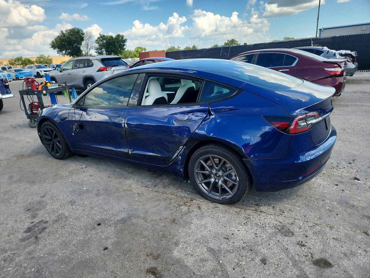 2023 Tesla Model 3 - Фото 2