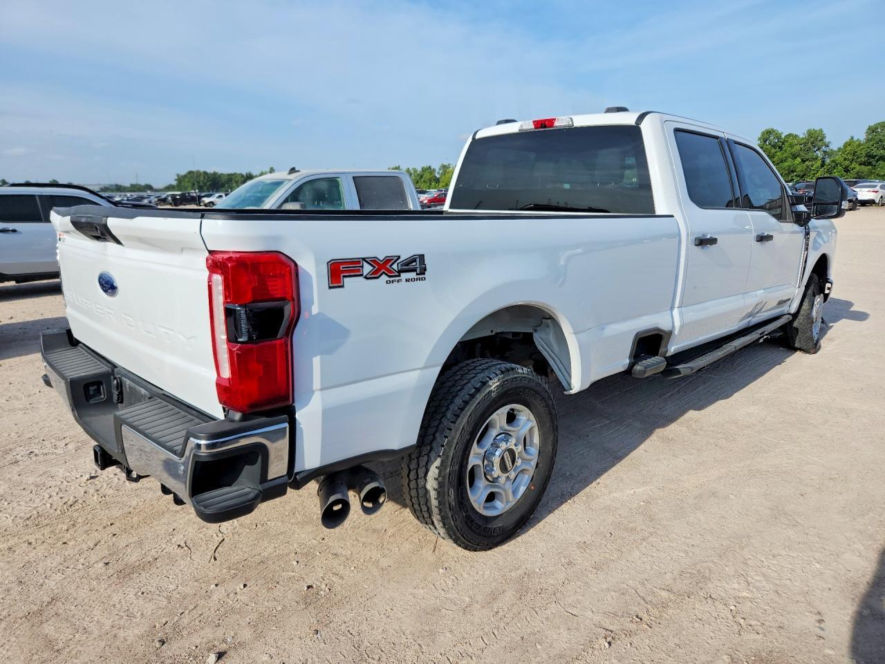 2025 Ford F250 Super Duty - Image 3