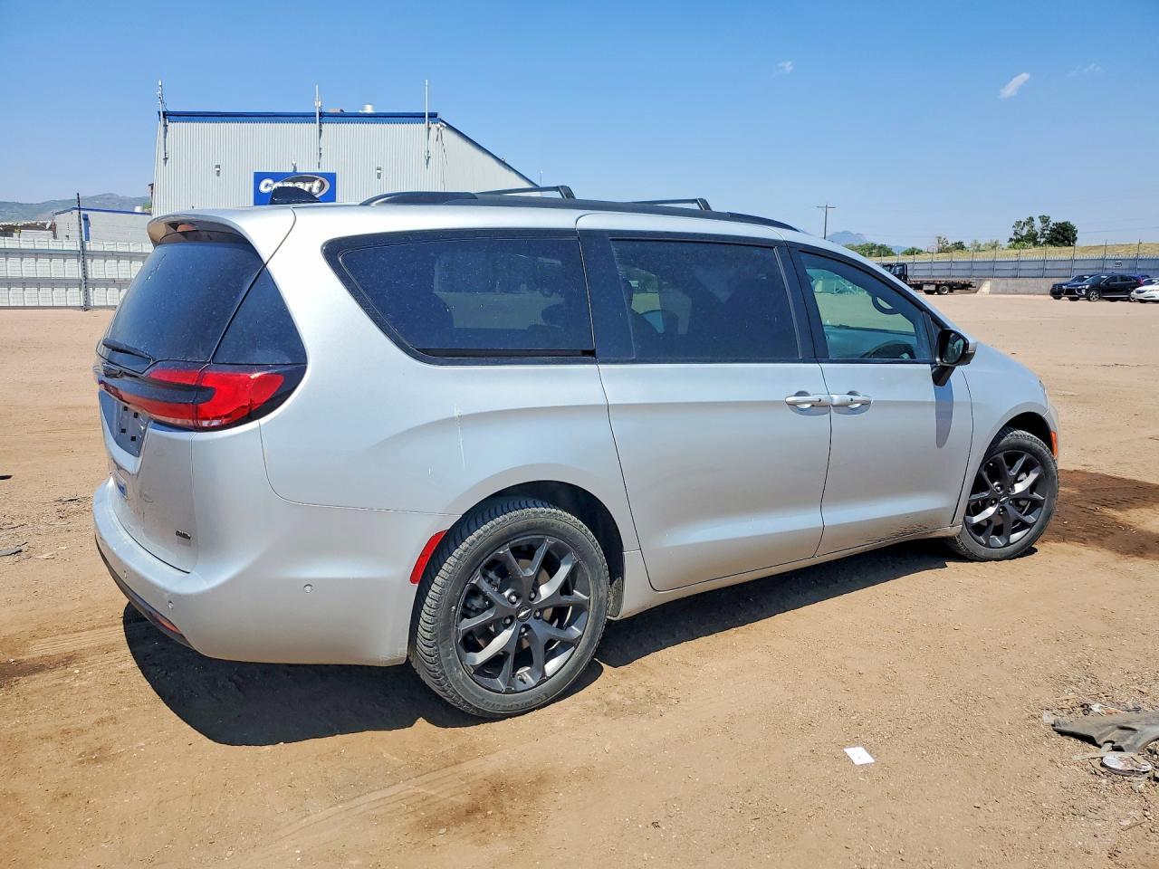 2023 Chrysler Pacifica Touring L - Image 3