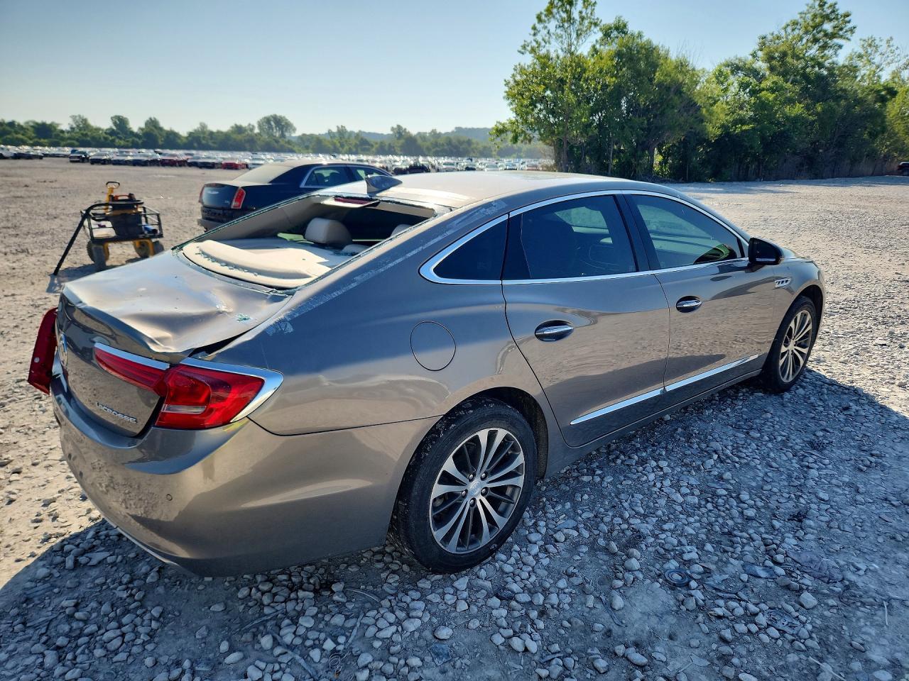 2017 Buick Lacrosse Essence - Image 3