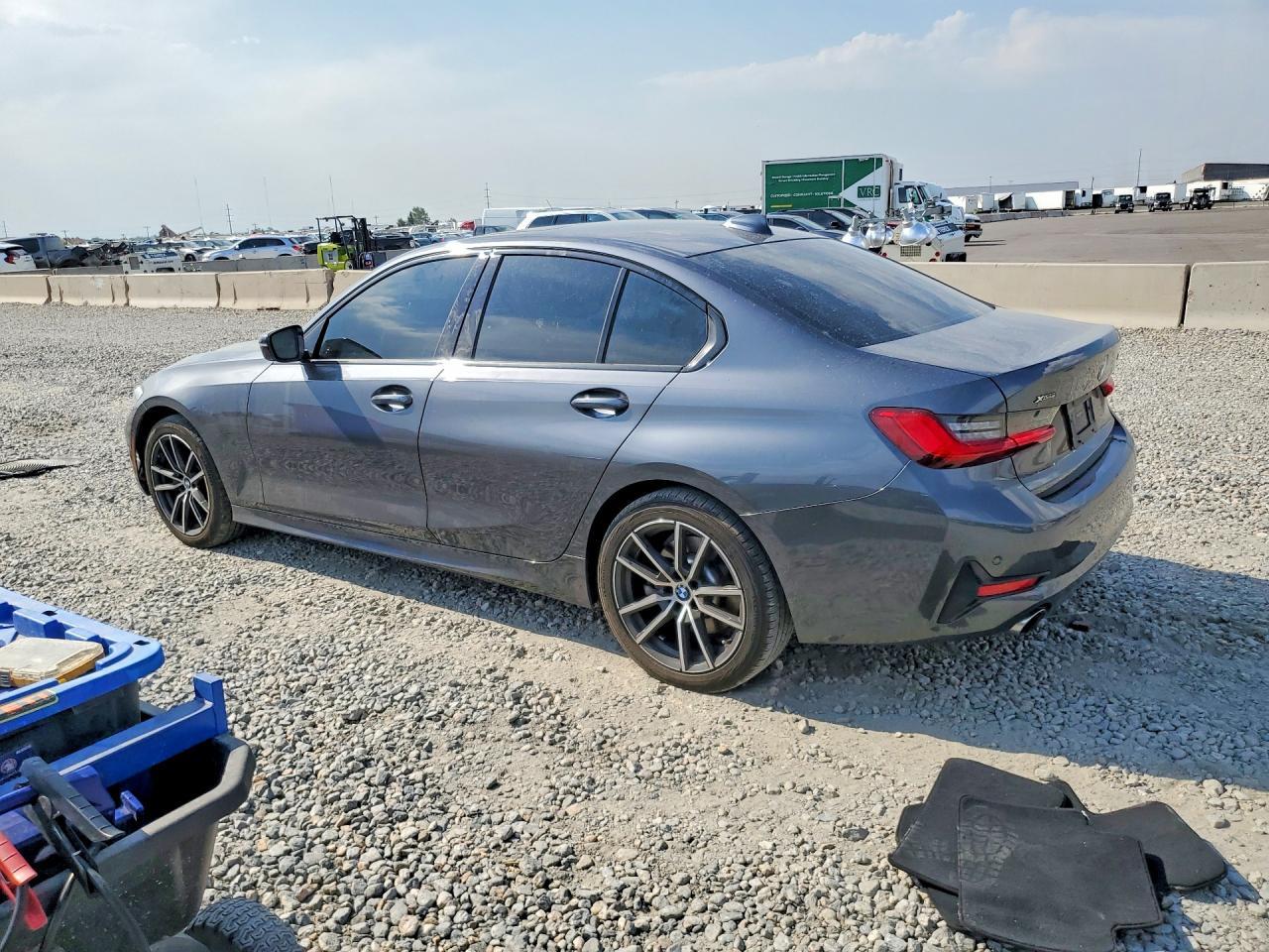 2021 BMW 330Xi - Фото 2