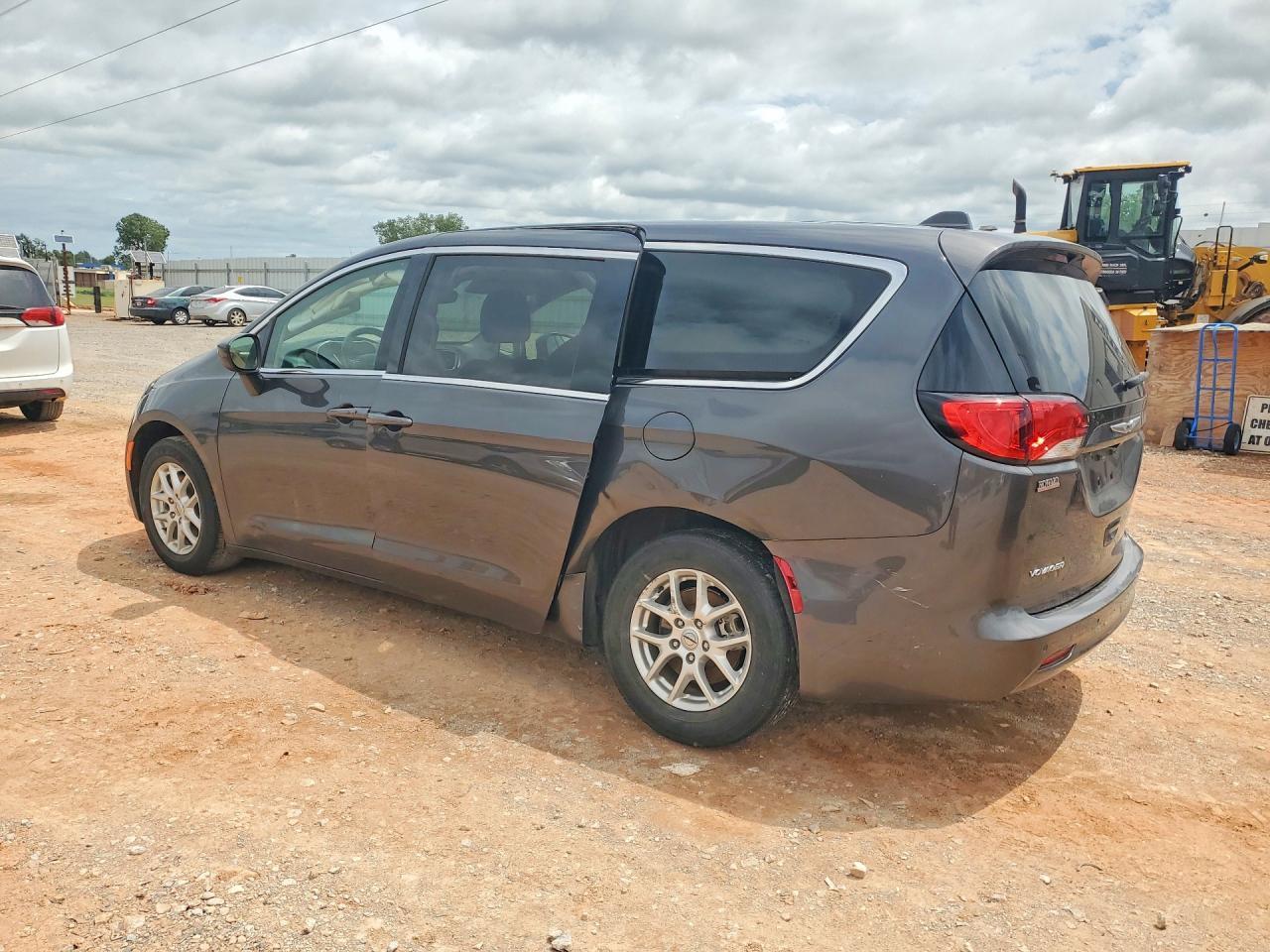 2021 Chrysler Voyager Lx - Фото 2