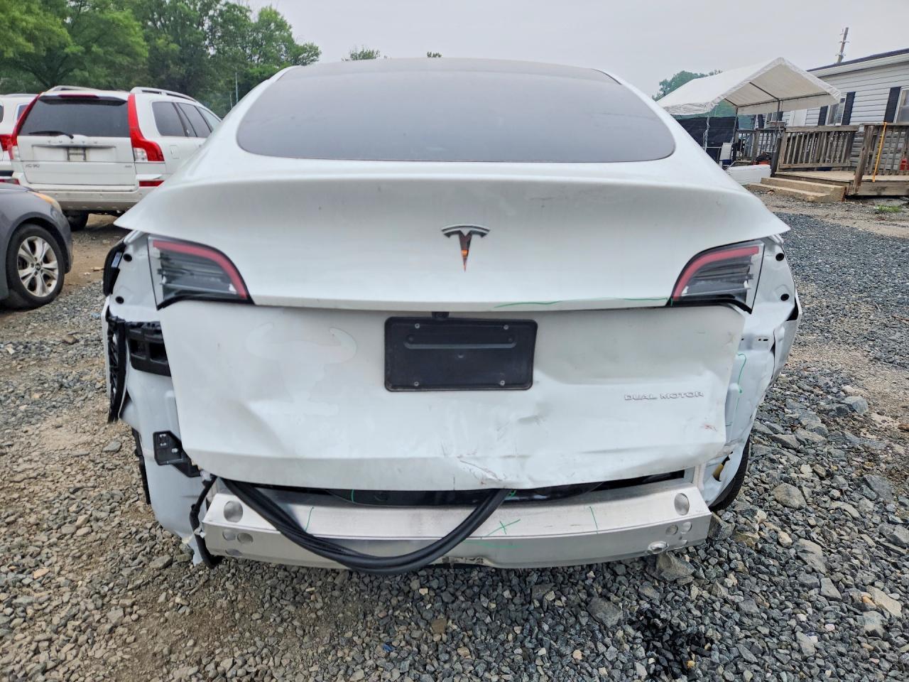 2025 Tesla Model Y - Фото 6