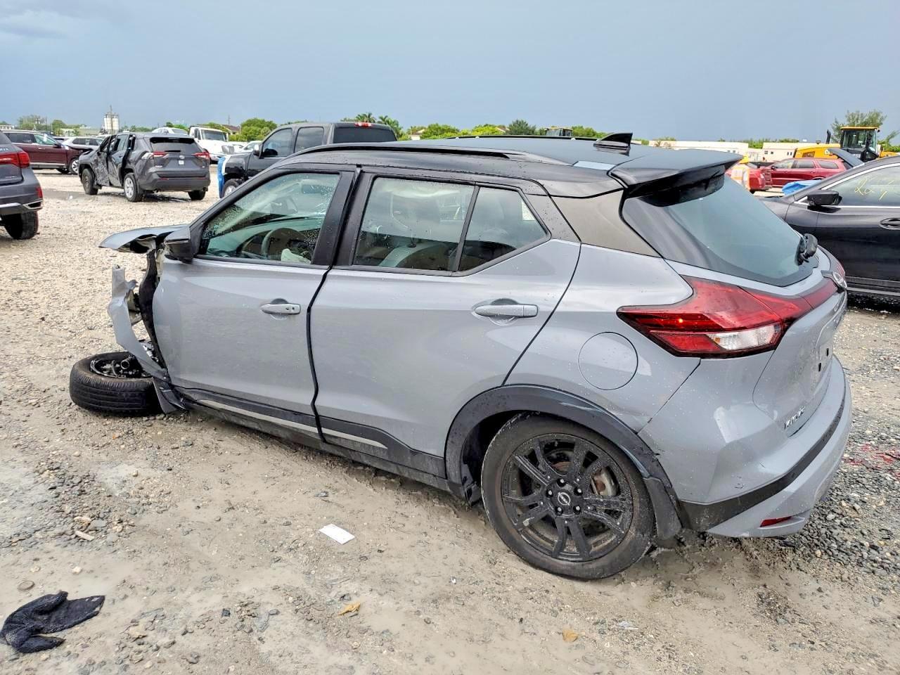 2023 Nissan Kicks Sr - Image 2