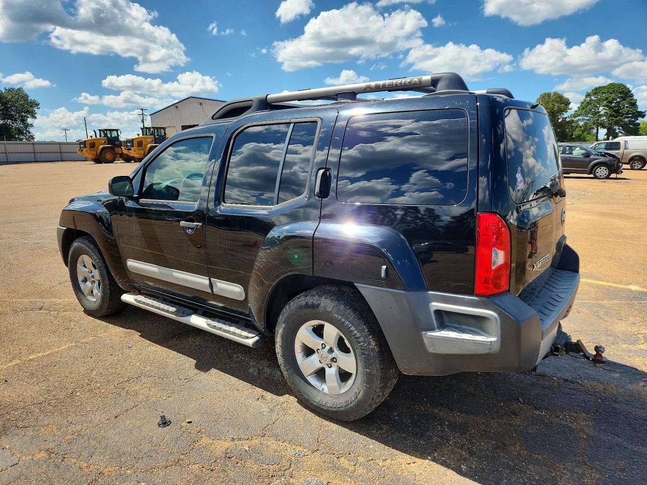 2011 Nissan Xterra X - Image 2