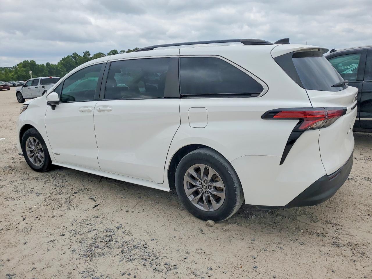 2021 Toyota Sienna Le - Фото 2