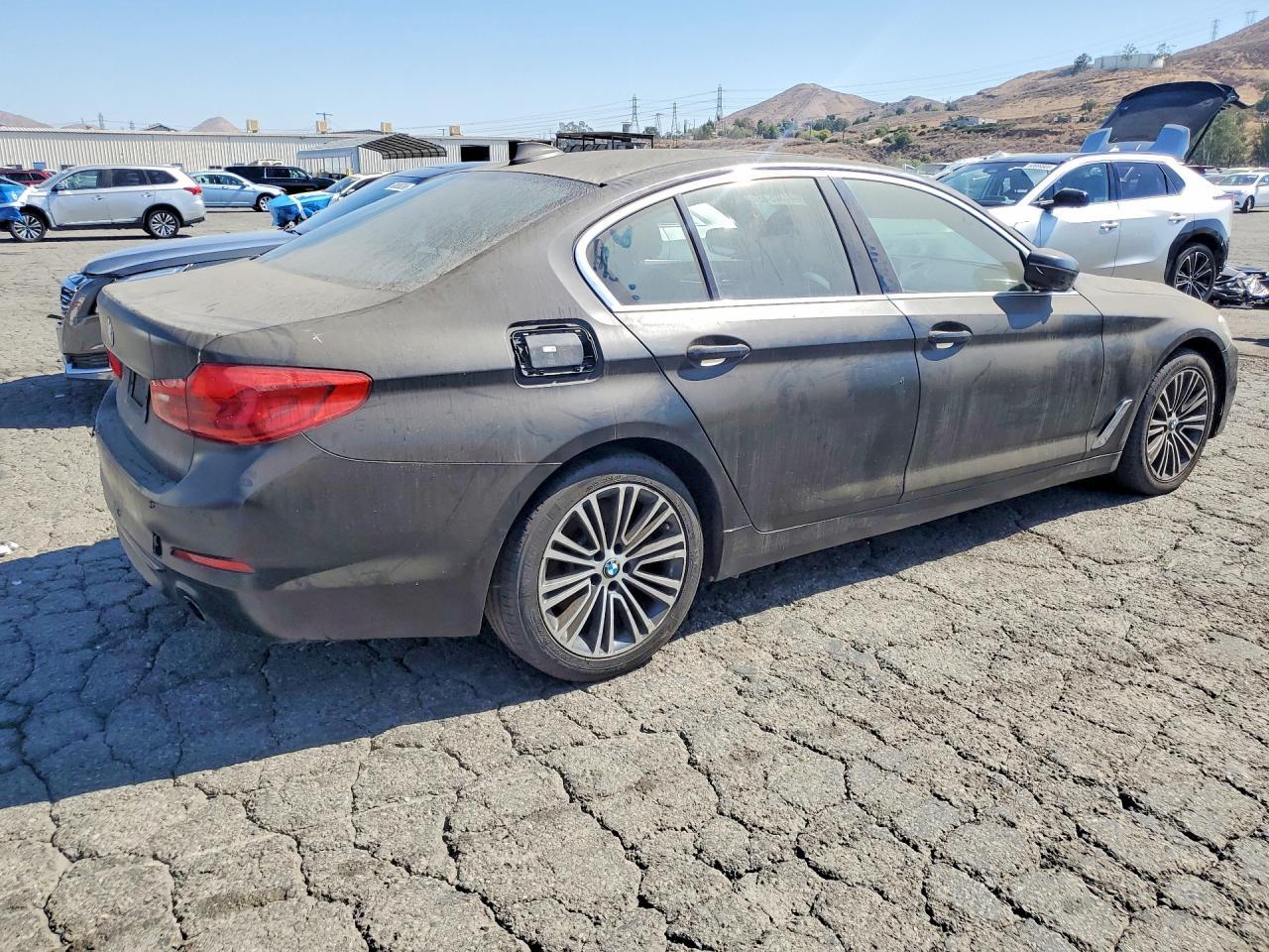 2020 BMW 530E - Фото 3