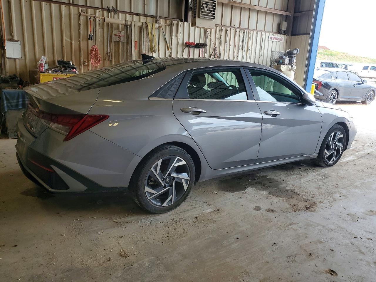 2024 Hyundai Elantra Sel - Image 3