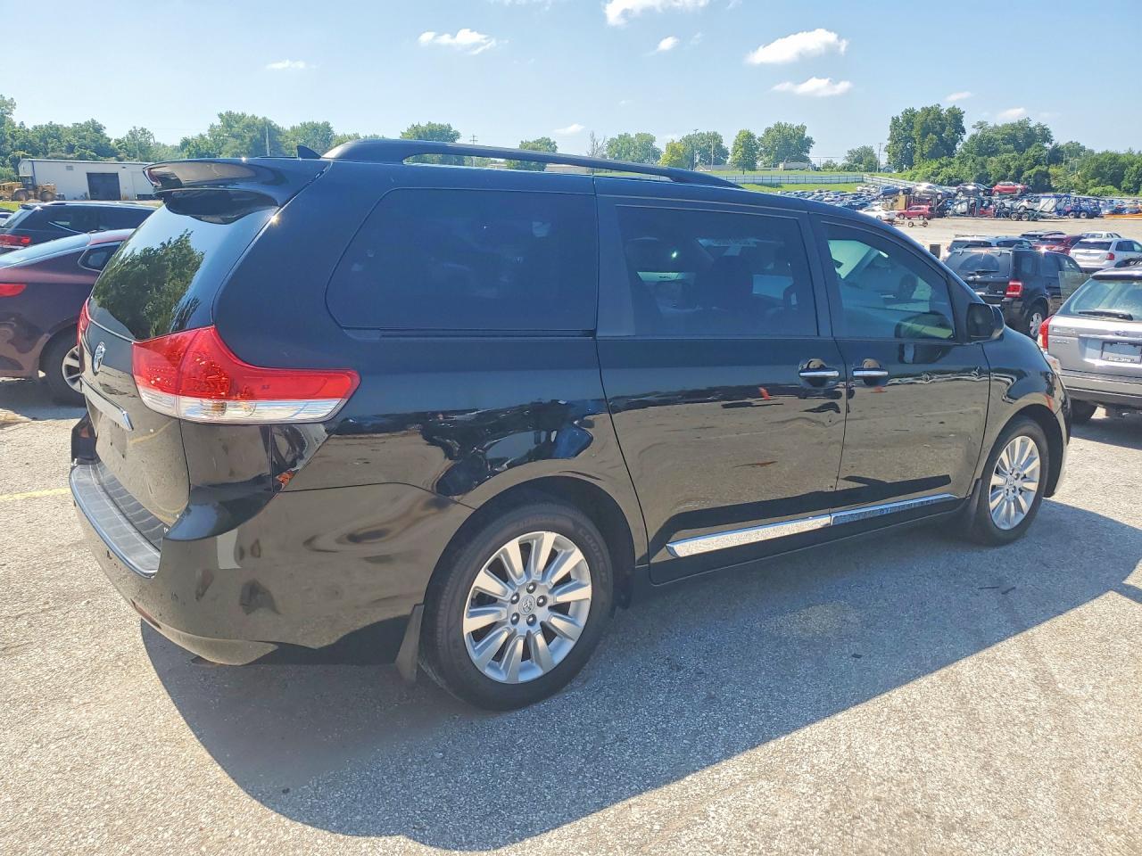 2012 Toyota Sienna Limited 7-Passenger - Фото 3