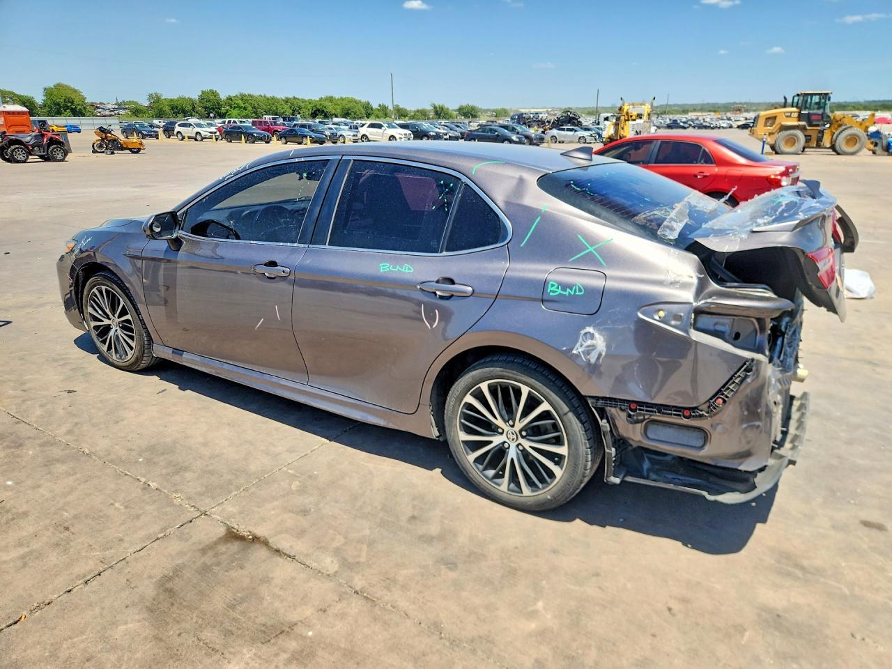 2020 Toyota Camry Se - Фото 2