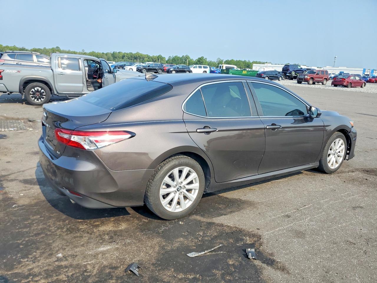 2020 Toyota Camry Le - Фото 3
