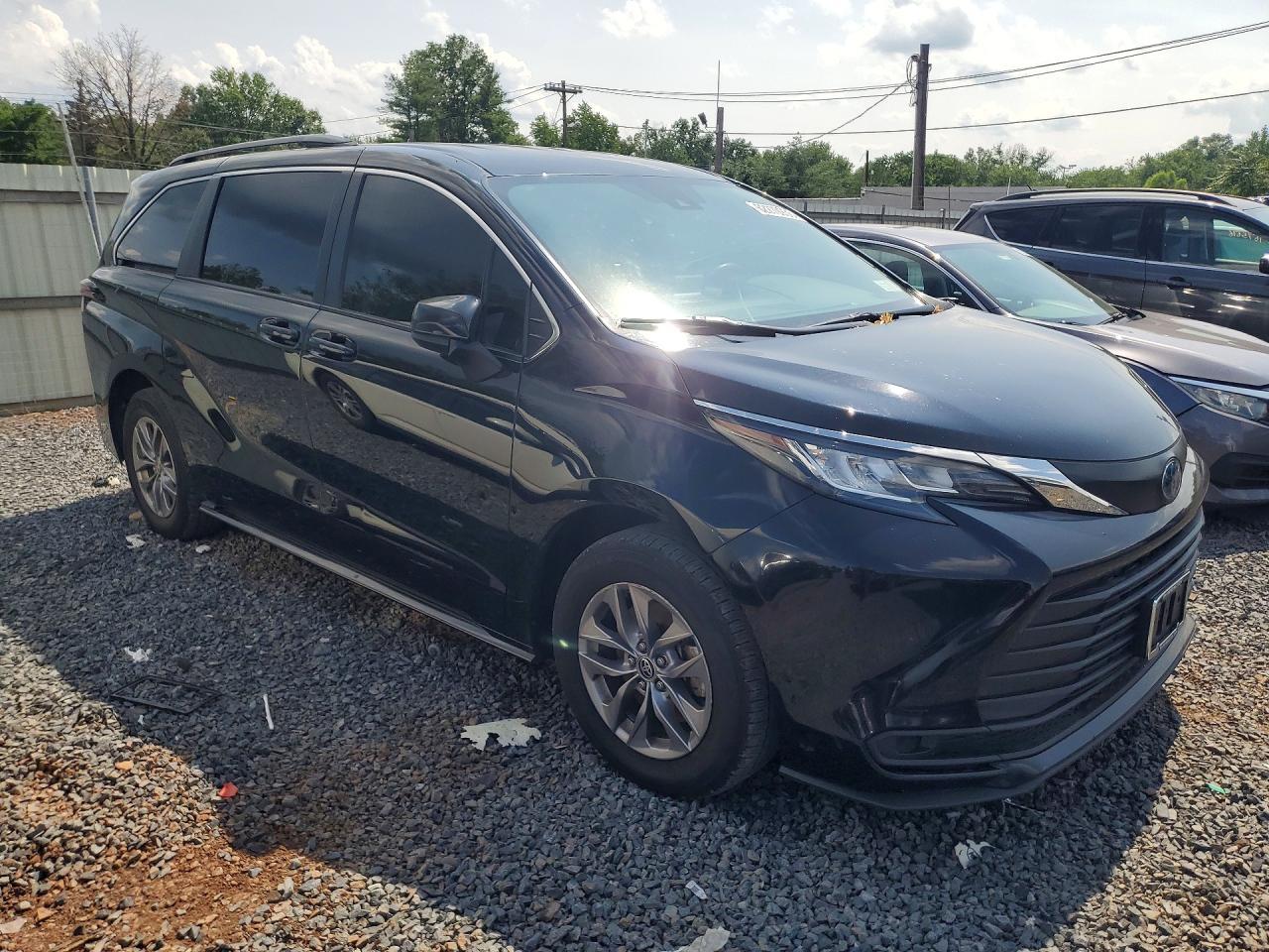 2023 Toyota Sienna Le - Image 4