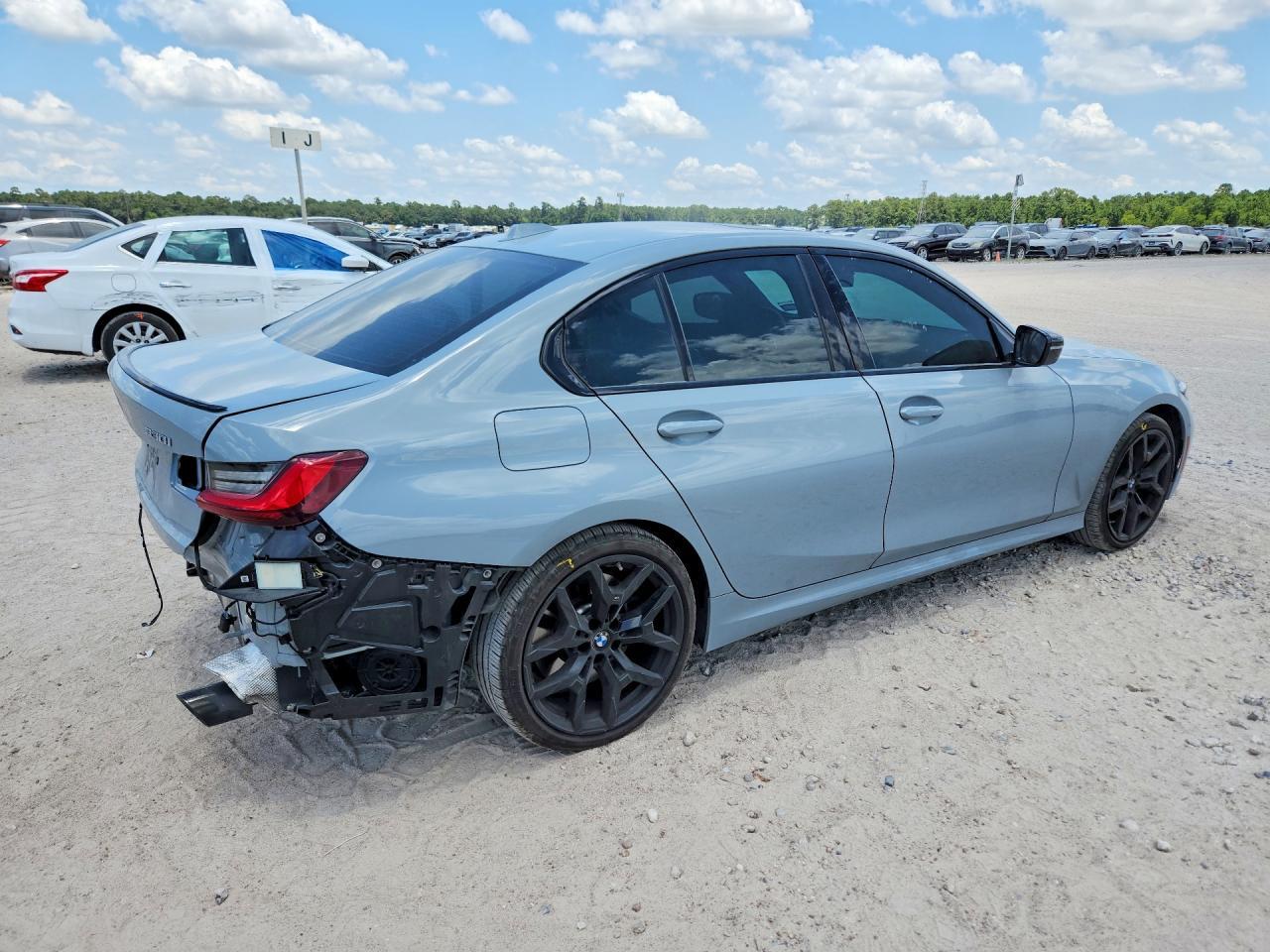 2025 BMW 330I - Фото 3