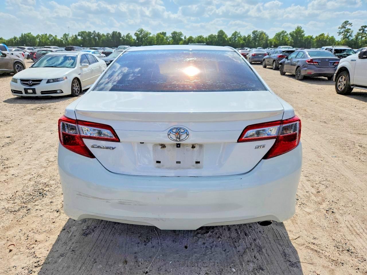 2014 Toyota Camry Se - Image 6