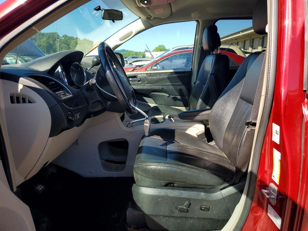 2016 Chrysler Town & Country Touring L - Фото 7