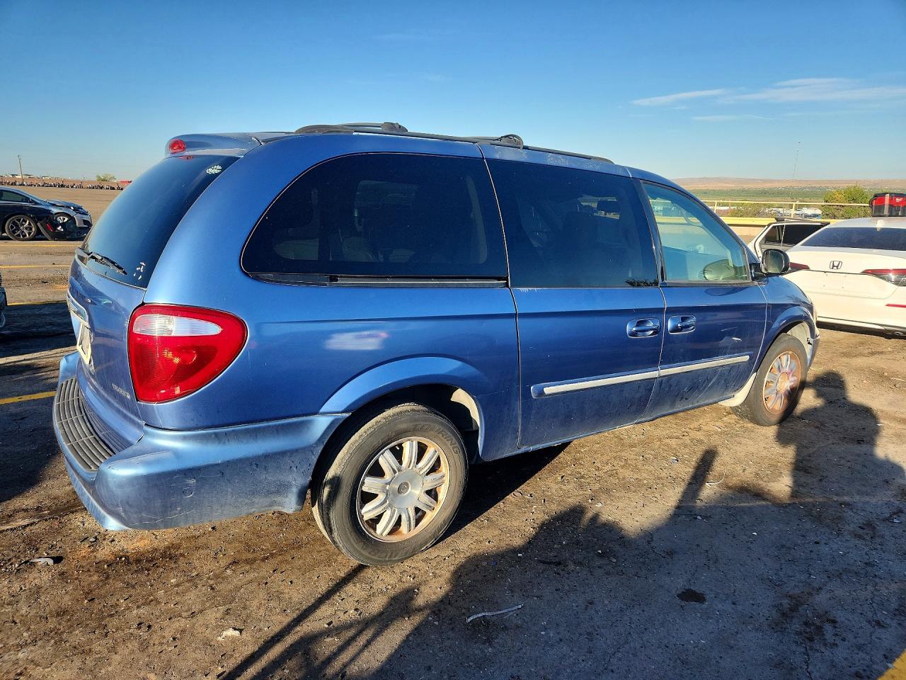 2007 Chrysler Town & Country Touring - Image 3