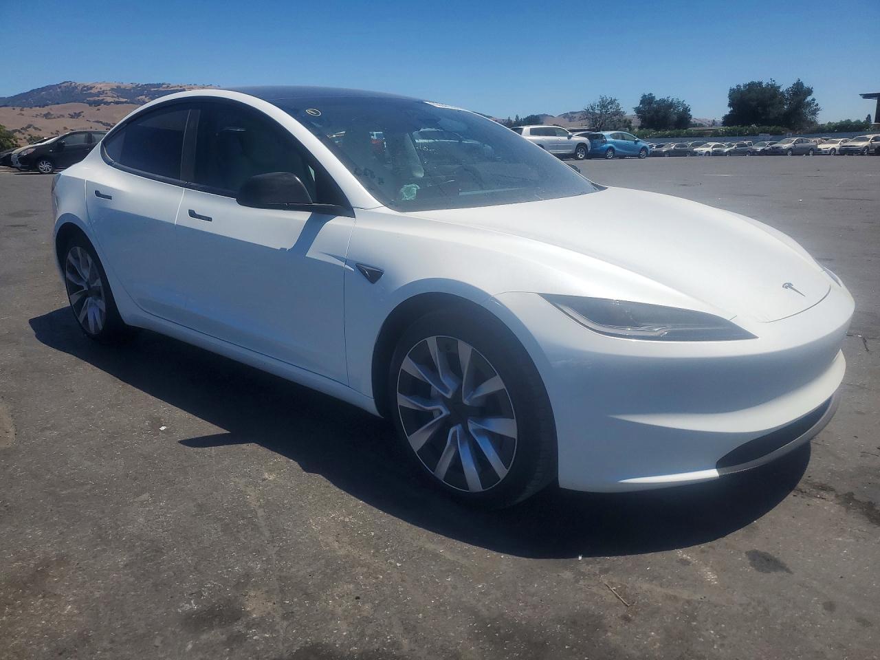 2026 Tesla Model 3 - Фото 4