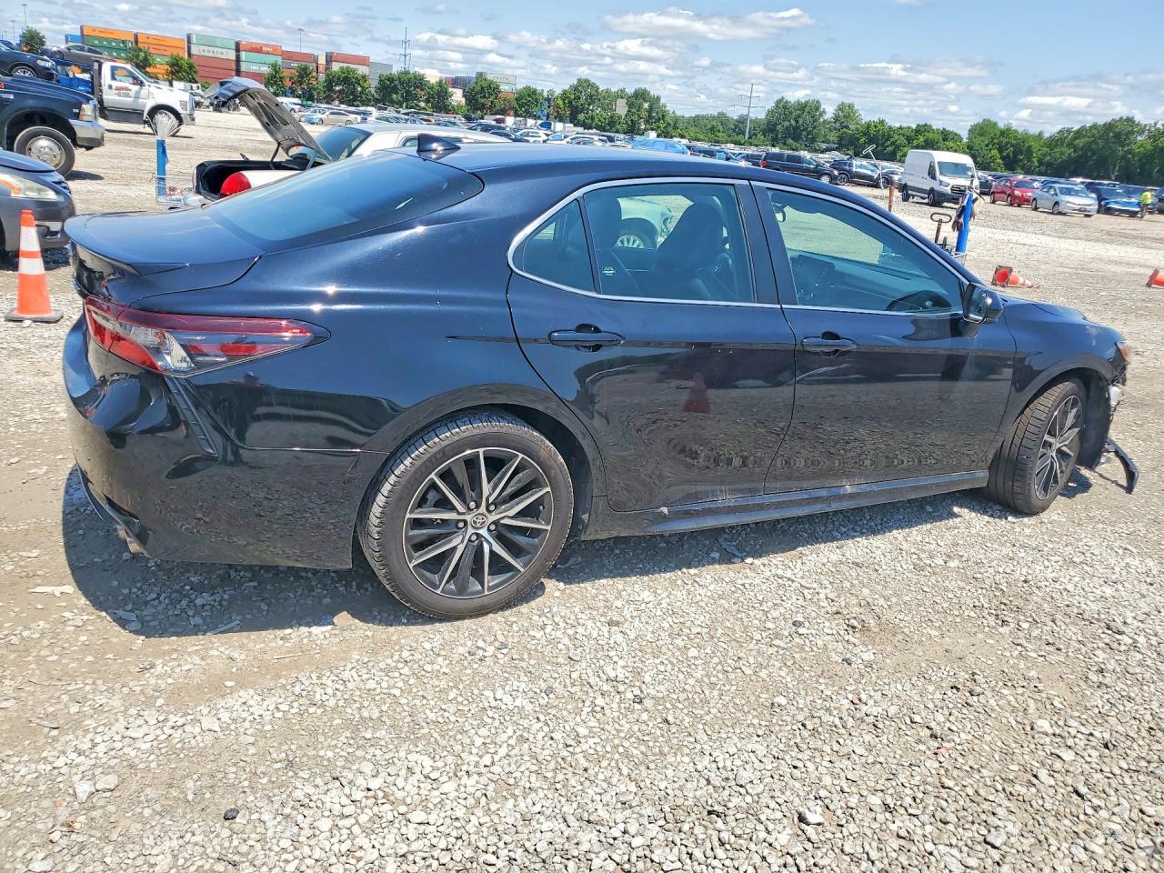 2021 Toyota Camry Se - Фото 3