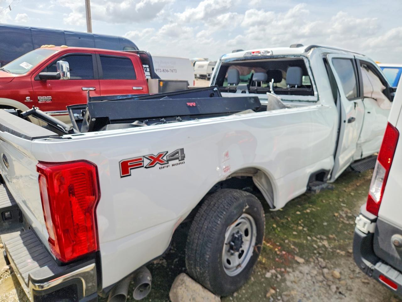 2025 Ford F250 Super Duty - Фото 3
