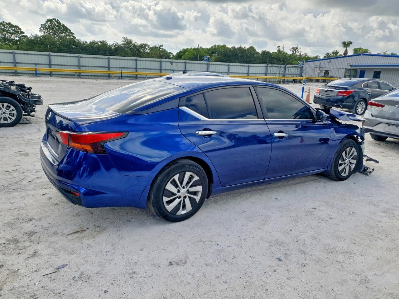 2019 Nissan Altima S - Фото 3
