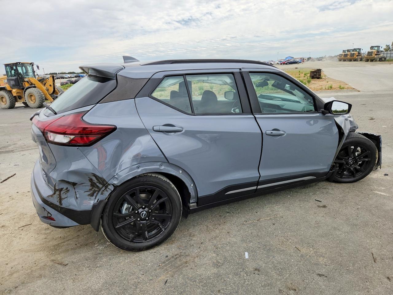 2023 Nissan Kicks Sr - Image 3