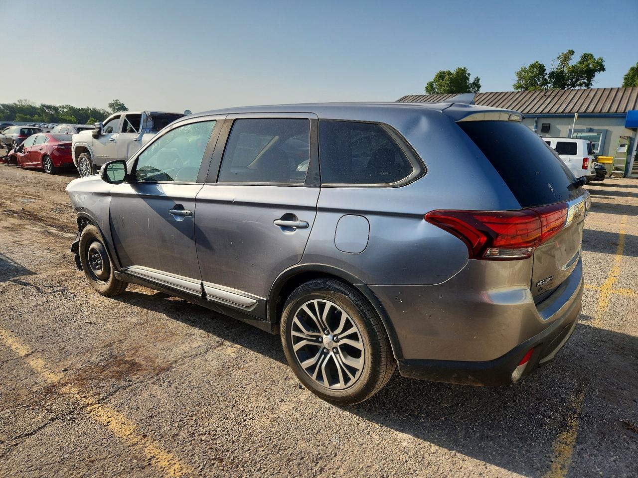 2017 Mitsubishi Outlander Se - Image 2