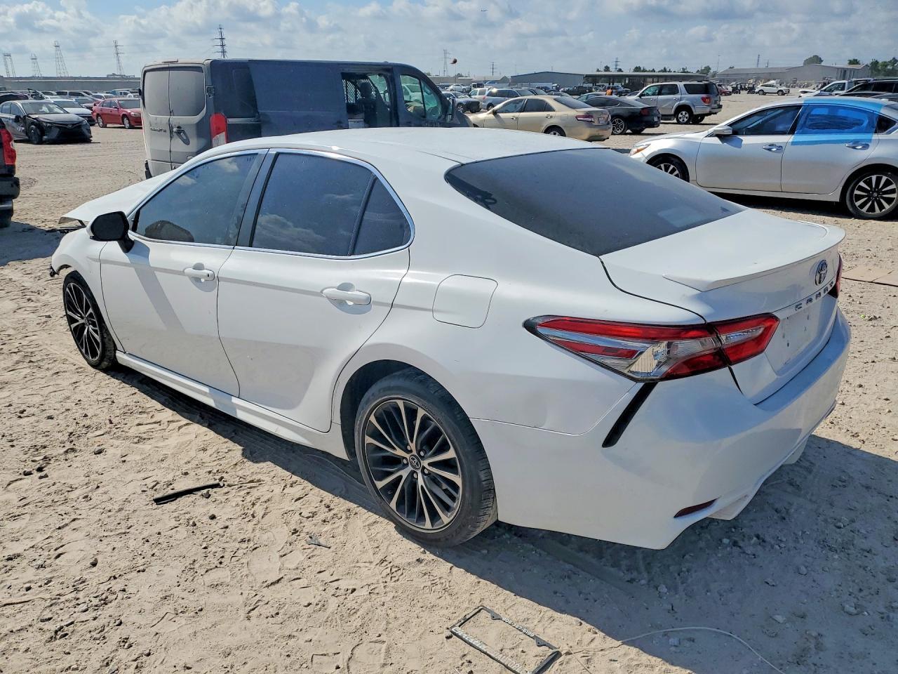 2018 Toyota Camry L Automatic - Фото 2