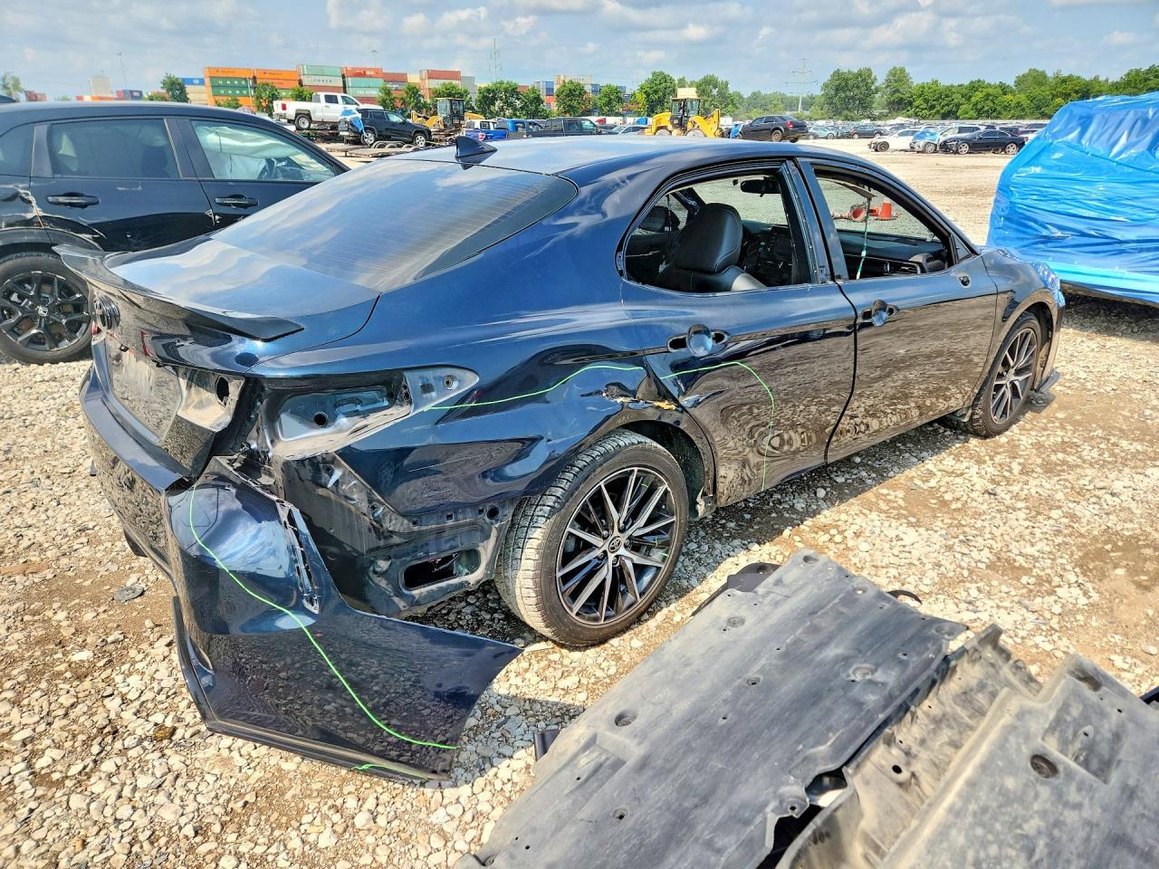 2021 Toyota Camry Se - Фото 3