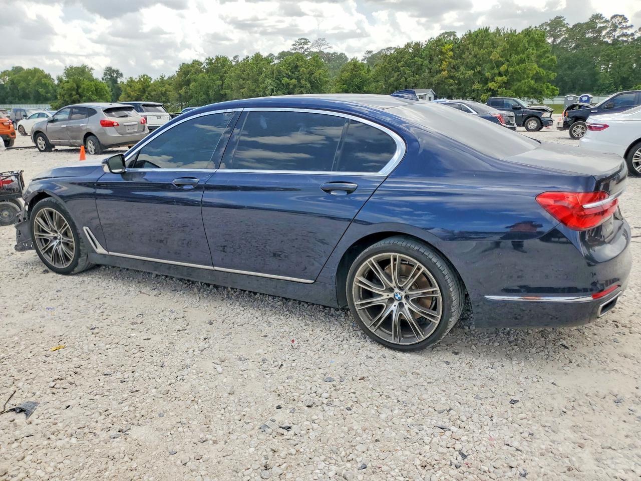 2016 BMW 750 Xi - Фото 2