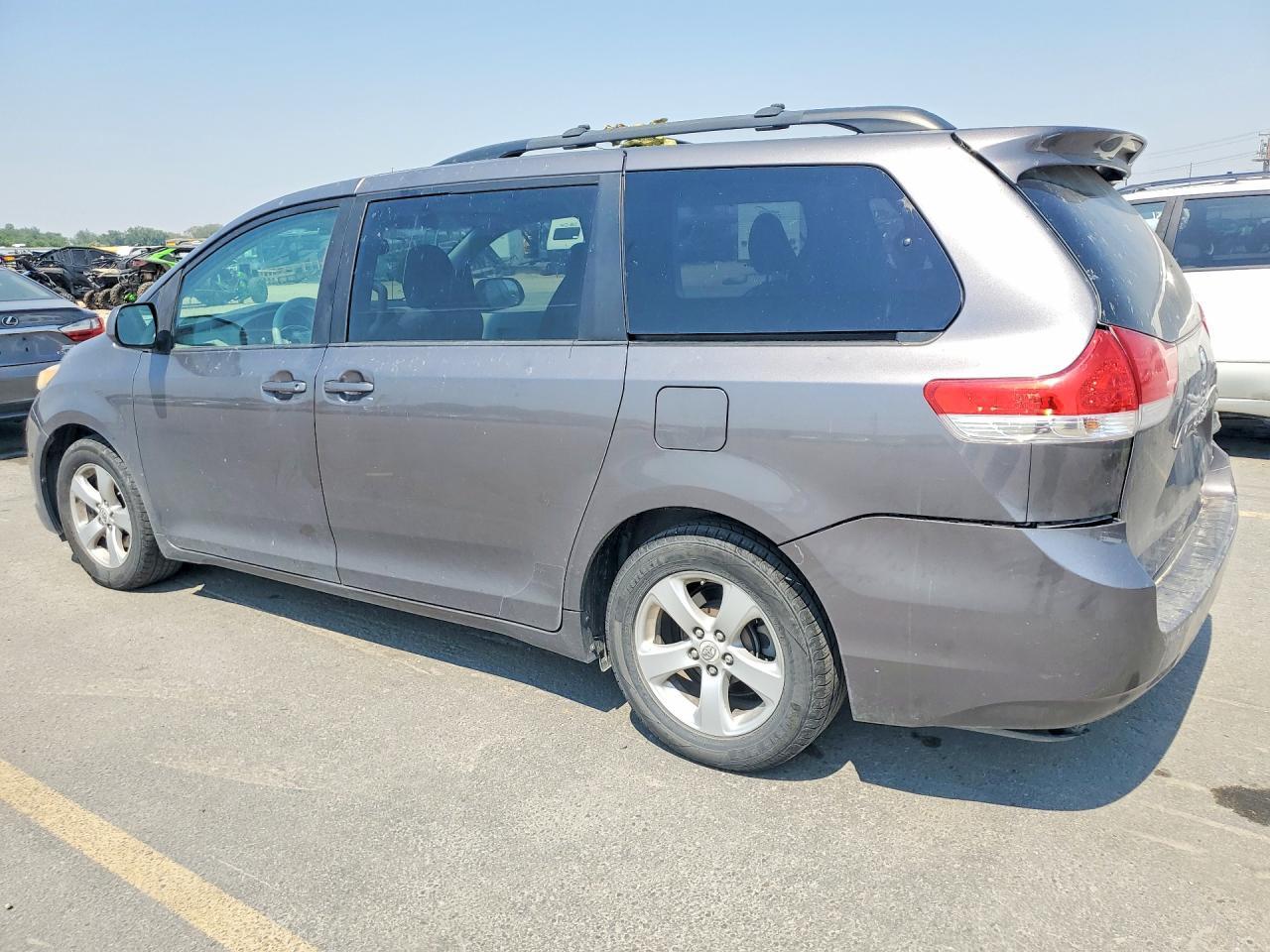 2011 Toyota Sienna Le - Image 2