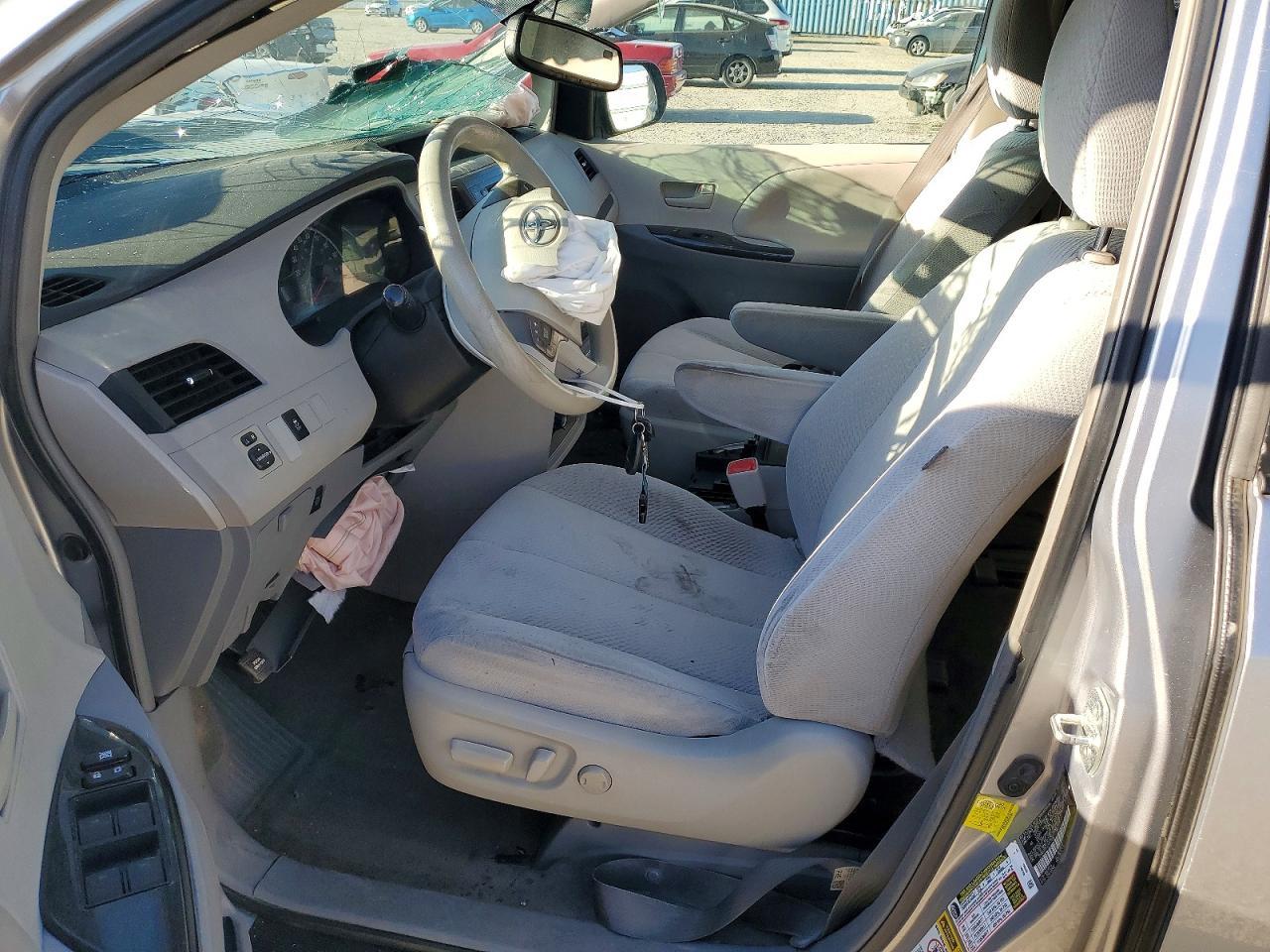 2012 Toyota Sienna - Фото 7