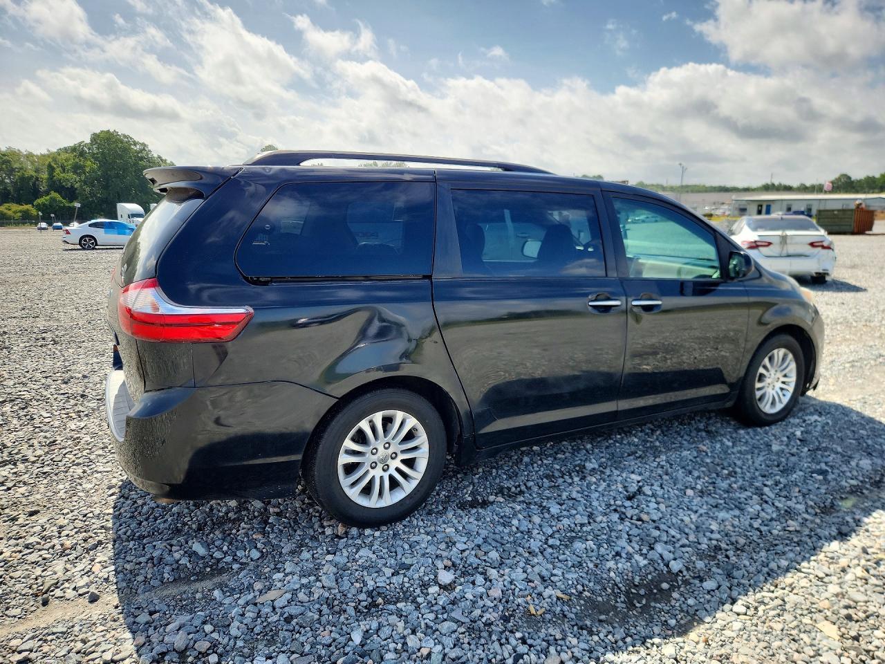 2016 Toyota Sienna Xle Premium 8-Passenger - Фото 3