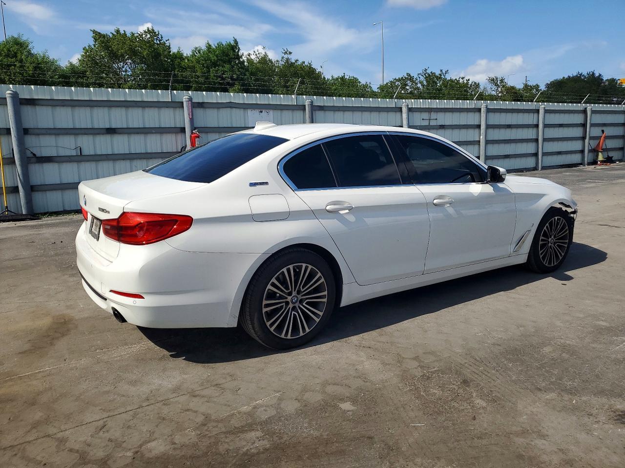 2019 BMW 530E - Фото 3