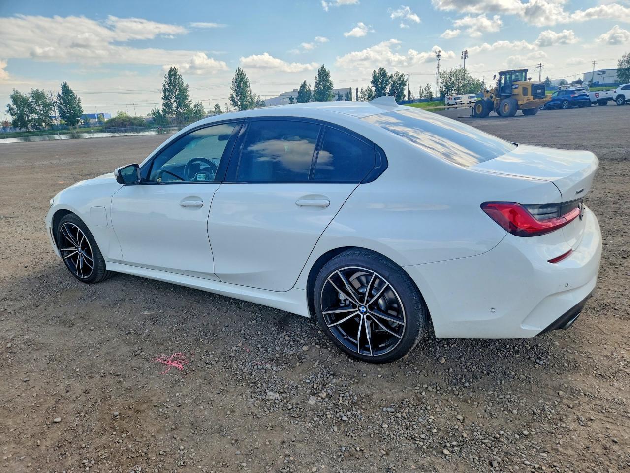 2021 BMW 330Xe - Фото 2