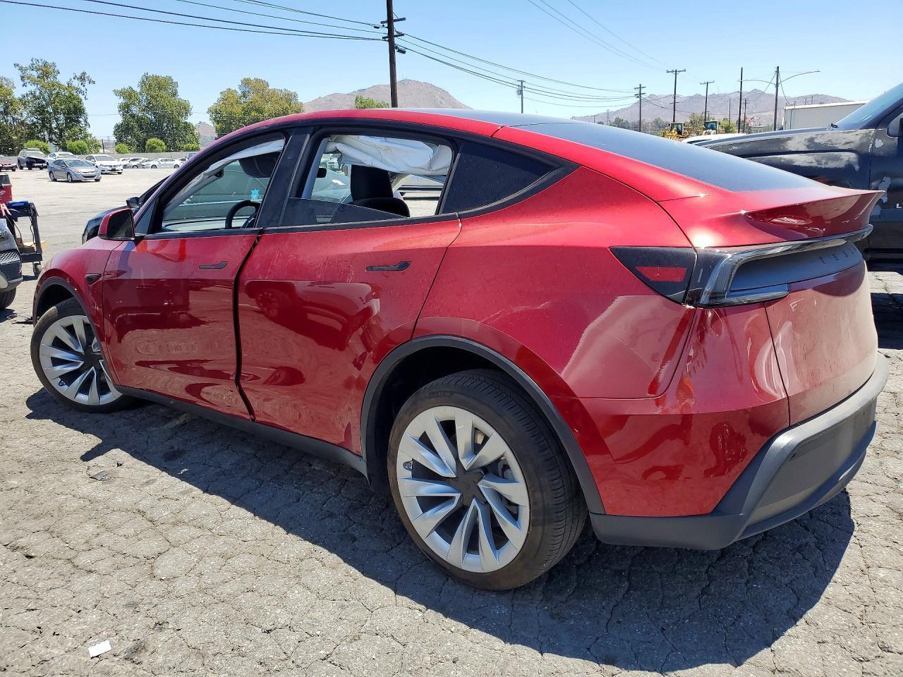 2026 Tesla Model Y - Фото 2