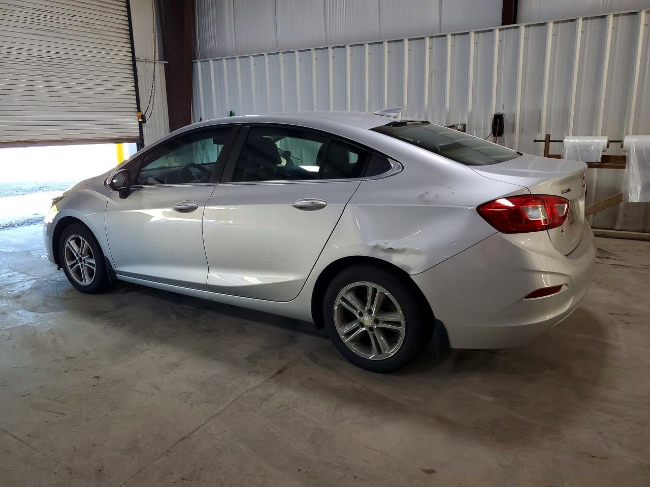 2017 Chevrolet Cruze Lt - Image 2
