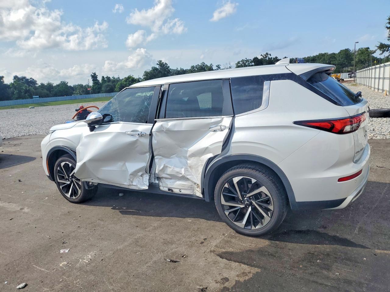 2022 Mitsubishi Outlander Se - Image 2