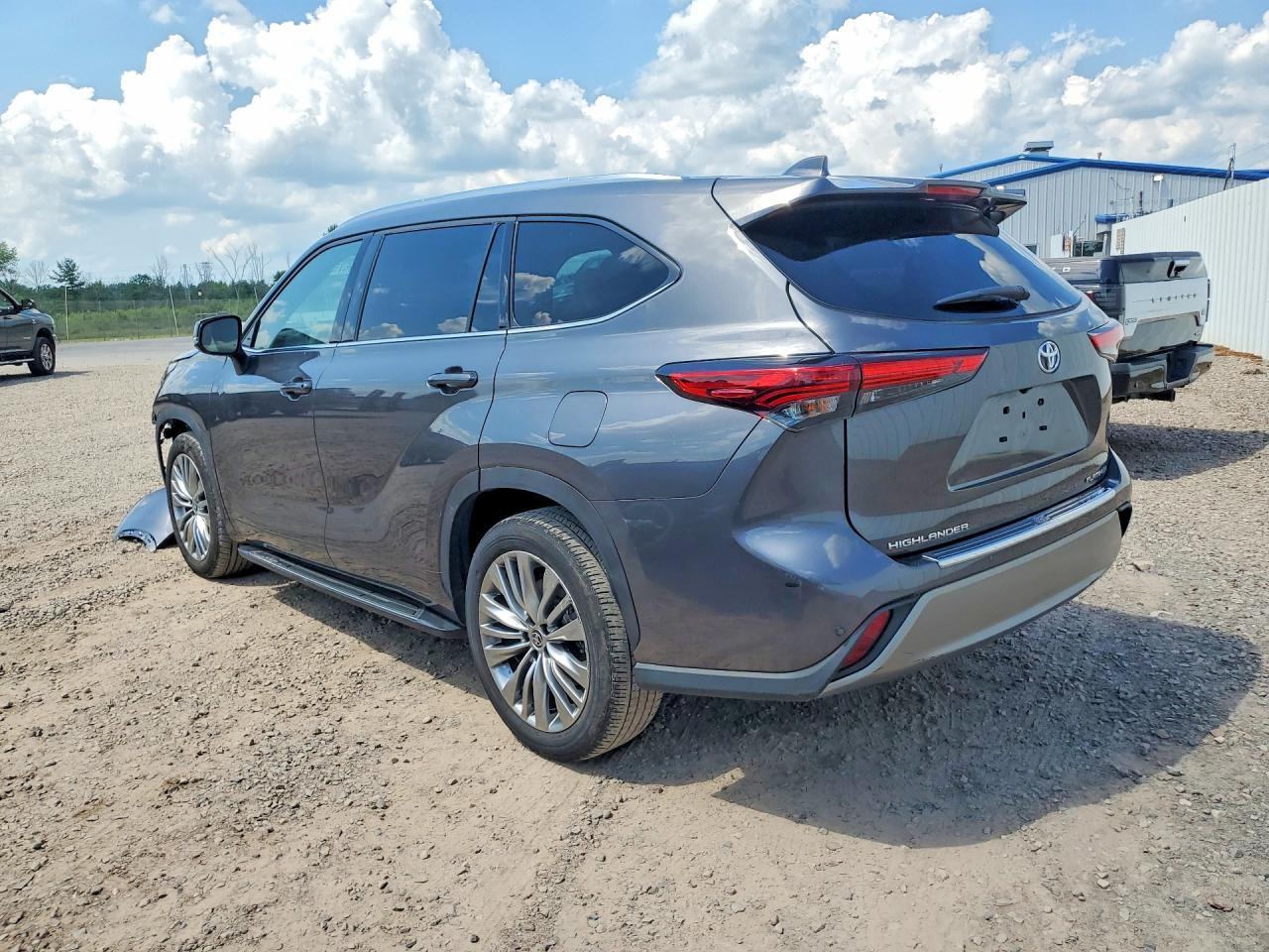 2022 Toyota Highlander Platinum - Фото 2