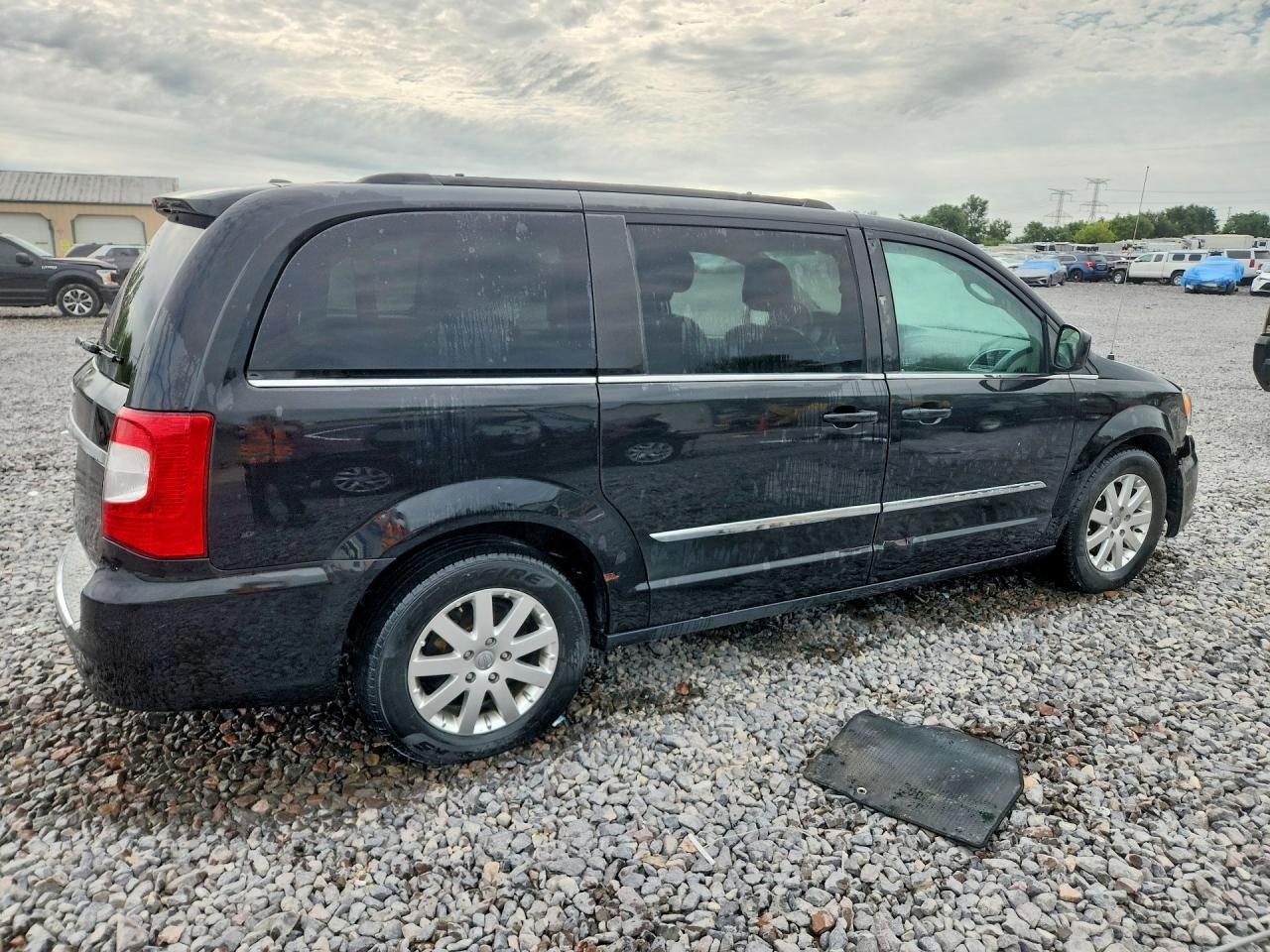 2016 Chrysler Town & Country Touring - Image 3