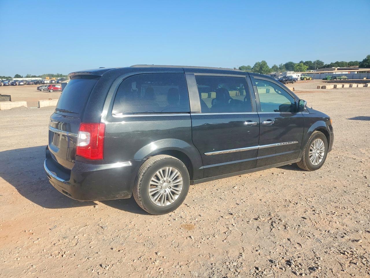 2015 Chrysler Town & Country Touring L - Фото 3