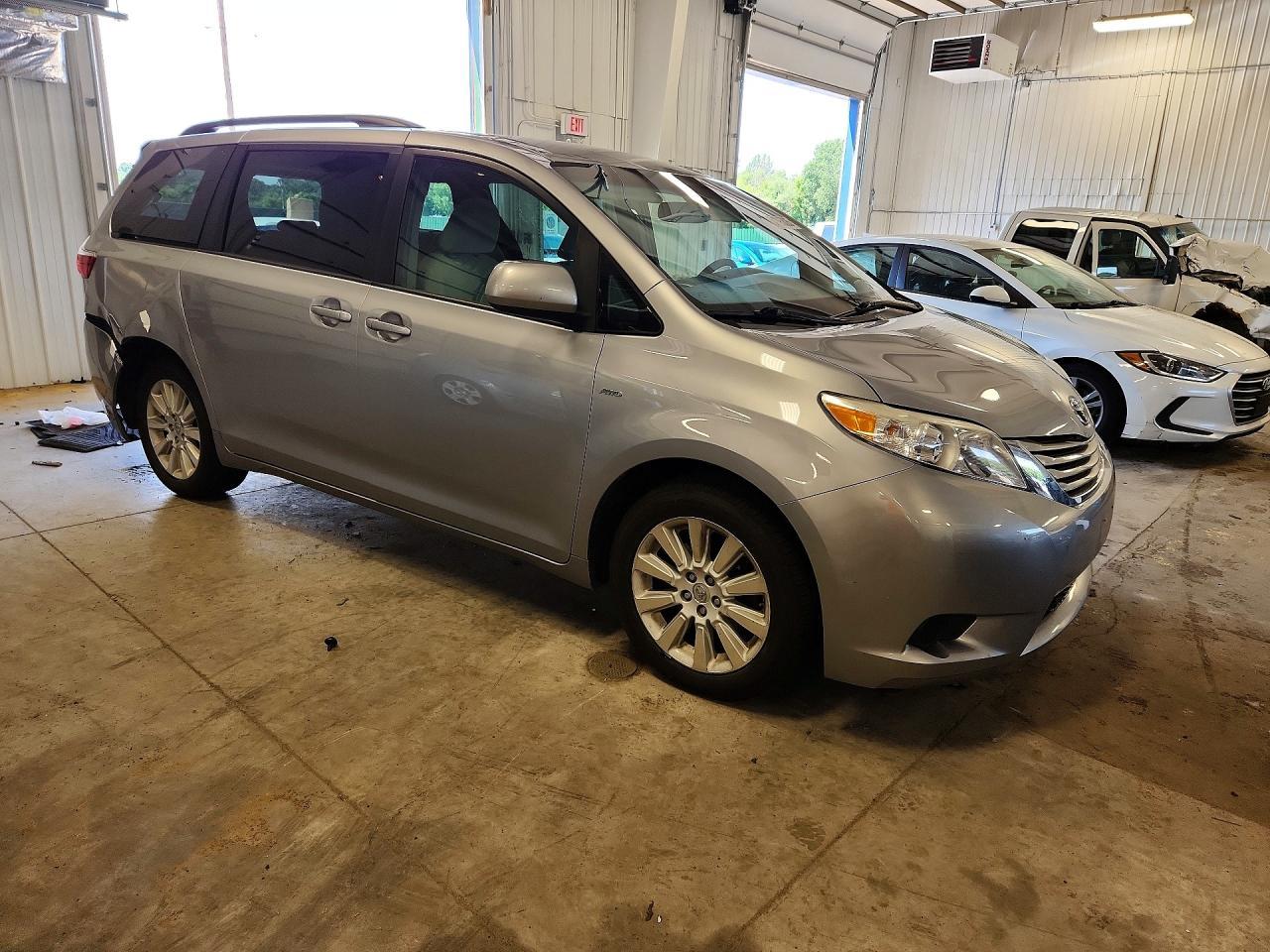 2017 Toyota Sienna Le - Image 4