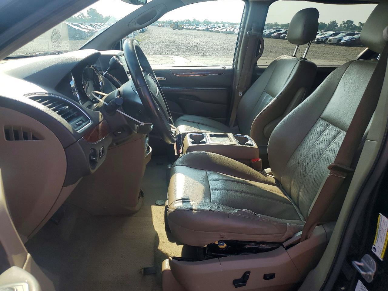 2013 Chrysler Town & Country Touring L - Image 7