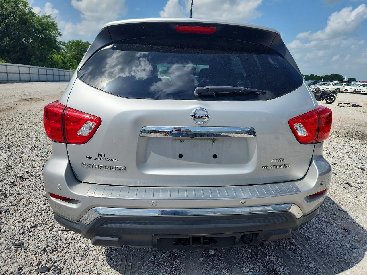 2017 Nissan Pathfinder Platinum - Image 6