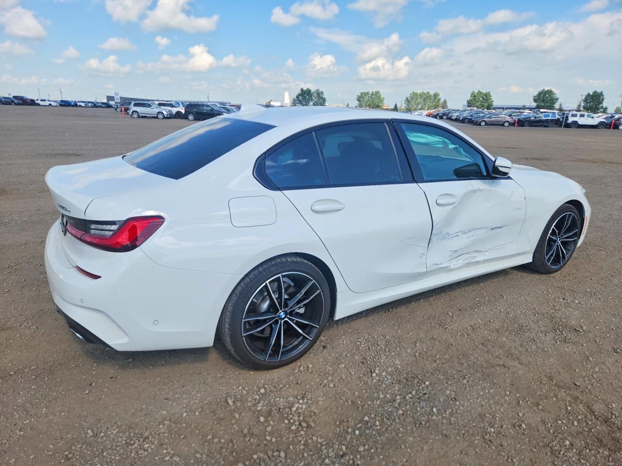 2021 BMW 330Xe - Фото 3