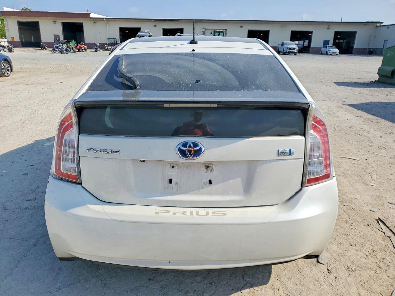 2012 Toyota Prius Three - Image 6