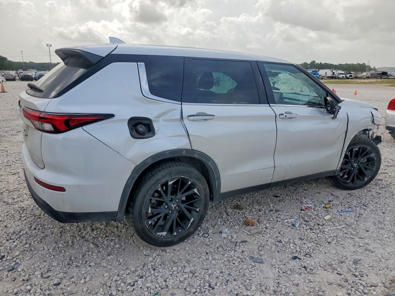 2022 Mitsubishi Outlander Se - Image 3