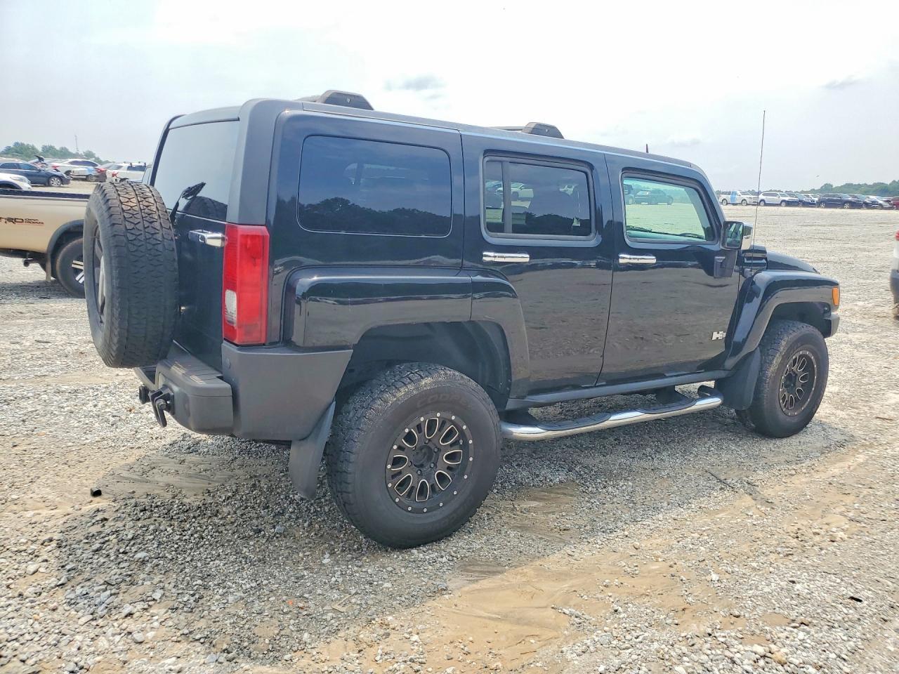2010 Hummer H3 - Image 3