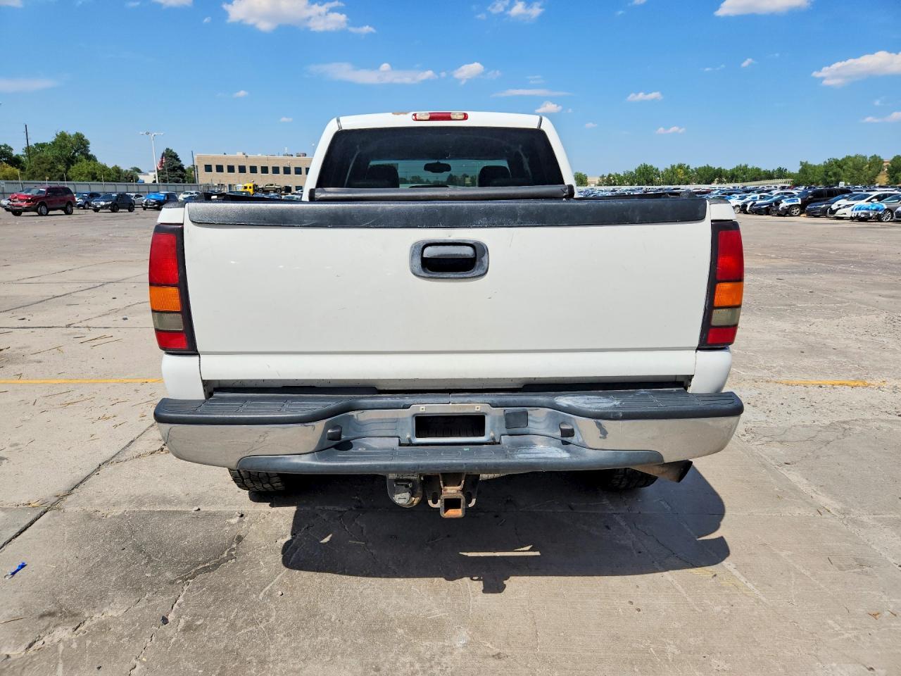 2004 GMC Sierra K2500 Heavy Duty - Image 6