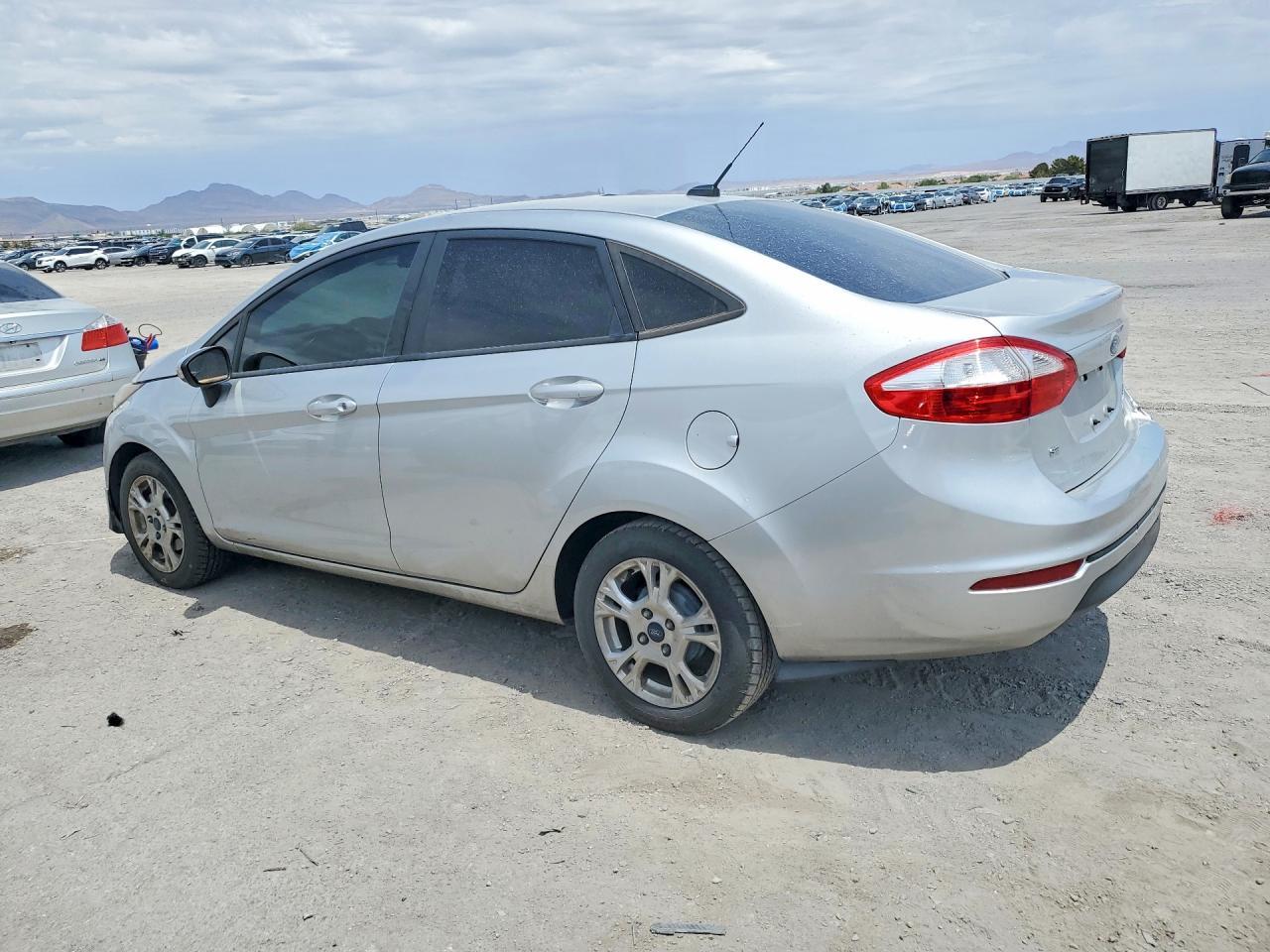 2015 Ford Fiesta Se - Фото 2